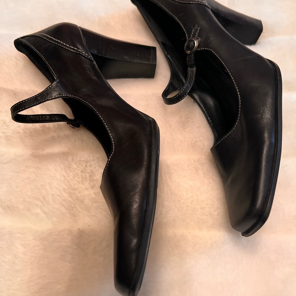 🖤🖤PRICE DROP 🖤🖤 Black Bandolino pumps with feminine buckle - Picture 3 of 6